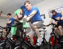 DEL - ERC Ingolstadt - Training vor den PlayOffs - Jakub Ficenec im Fitnesraum