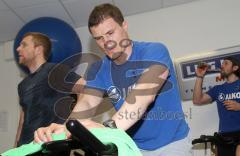 DEL - ERC Ingolstadt - Training vor den PlayOffs - Jakub Ficenec im Fitnesraum