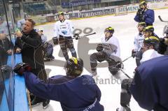 DEL - ERC Ingolstadt - Training vor den PlayOffs - Rich Chernomaz an der Tafel vor der Mannschaft