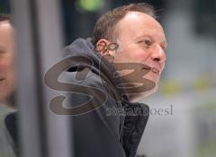 DEL - ERC Ingolstadt - Training vor den PlayOffs - Jim Boni schaut von der Bande aus zu