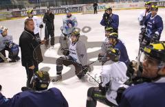 DEL - ERC Ingolstadt - Training vor den PlayOffs - Rich Chernomaz an der Tafel vor der Mannschaft