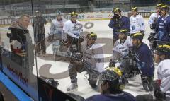 DEL - ERC Ingolstadt - Training vor den PlayOffs - Rich Chernomaz an der Tafel vor der Mannschaft