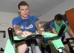 DEL - ERC Ingolstadt - Training vor den PlayOffs - Jakub Ficenec im Fitnesraum
