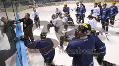 DEL - ERC Ingolstadt - Training vor den PlayOffs - Rich Chernomaz an der Tafel vor der Mannschaft