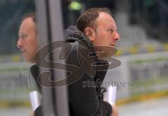 DEL - ERC Ingolstadt - Training vor den PlayOffs - Jim Boni schaut von der Bande aus zu