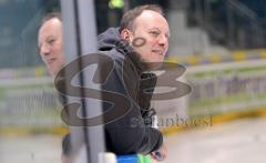 DEL - ERC Ingolstadt - Training vor den PlayOffs - Jim Boni schaut von der Bande aus zu