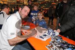 ERC Ingolstadt - Saisonabschlußfeier - Saturn Arena 2013 - Markus Janka beim Autogramme schreiben