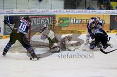 ERC-Ingolstadt gegen EHC Red Bull Muenchen  Joe Motzko schiesst am leeren Tor vorbei Foto: Jürgen Meyer