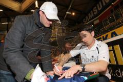 ERC Ingolstadt - Saisonabschlußfeier - Saturn Arena 2013 - Ian Gordon gibt Autogramme