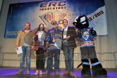 ERC Ingolstadt - Saisonabschlußfeier - Saturn Arena 2013 - Karl-Heinz Scharpfl überreicht die Tombola Gewinne auf der Bühne
