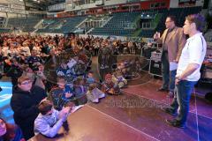 ERC Ingolstadt - Saisonabschlußfeier - Saturn Arena 2013 - Torwart Ian Gordon verabschiedet sich von seinen Fans und kämpft mit den Tränen