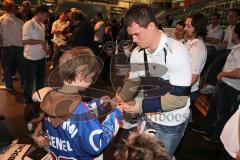 ERC Ingolstadt - Saisonabschlußfeier - Saturn Arena 2013 - der verletzte Jakub Ficenec (38) gibt Autogramme