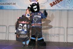 ERC Ingolstadt - Saisonabschlußfeier - Saturn Arena 2013 - Maskottchen Xaver übereicht der Gewinnerin sein Trikot