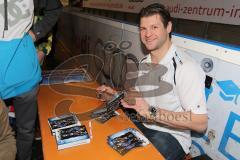 ERC Ingolstadt - Saisonabschlußfeier - Saturn Arena 2013 - Craig Weller gibt Autogramme