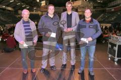 ERC Ingolstadt - Saisonabschlußfeier - Saturn Arena 2013 - Donaukurier - Timo Schoch (2. v. rechts) überreicht die Preise an die Gewinner
