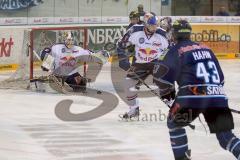 ERC-Ingolstadt gegen EHC Red Bull Muenchen  Derek Hahn mit Schuss aufs Tor Foto: Jürgen Meyer