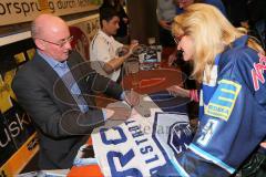 ERC Ingolstadt - Saisonabschlußfeier - Saturn Arena 2013 - Trainer Rick Nasheim gibt Autogramme