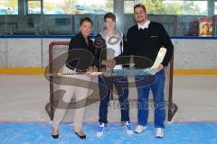 Schlägerübergabe vom Sponsor Eishockey-online.com an Torfrau Julia Huber ERC-Ingolstadt - links Daniela Mack - mitte Julia Huber - Christian Diepold von Eishockey-online.com - Foto: Jürgen Meyer