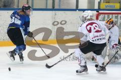 Damen - ERC Ingolstadt - ECDC Memmingen - links Melissa Feste verpasst den Puck