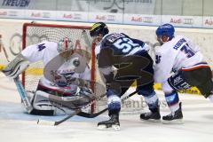 European Trophy 2012 - ERC Ingolstadt - Adler Mannheim - Patrick Hager knapp am Tor, Yannic Seidenberg stört ihn, Torwart Dennis Endras