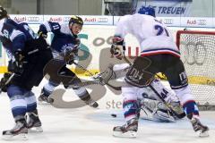 European Trophy 2012 - ERC Ingolstadt - Adler Mannheim -Trubel vor dem Mannheimer Tor von Dennis Endras, Christoph Gawlik nah dran