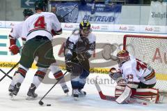 European Trophy - ERC Ingolstadt - Frölunda Indians - Thomas Greilinger nah am Torwart Julius Hudacek