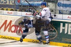 European Trophy 2012 - ERC Ingolstadt - Adler Mannheim - Christoph Gawlik wird von Steve Wagner gecheckt