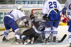 European Trophy - ERc Ingolstadt - ZSC Lions Zürich - Kris Sparre am Tor wird zu Boden geworfen