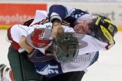 European Trophy - ERC Ingolstadt - Frölunda Indians - Tyler Bouck im Faustkampf mit Doug Lynch