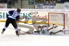 European Trophy 2012 - ERC Ingolstadt - Färjestad BK - Joe Motzko scheitert am Goalie