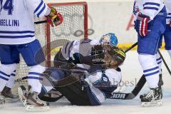 European Trophy - ERc Ingolstadt - ZSC Lions Zürich - Kris Sparre am Tor wird zu Boden geworfen