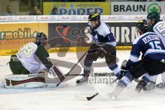 European Trophy 2012 - ERC Ingolstadt - Färjestad BK - Jared Ross knapp am Tor, Puck in der Luft