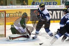 European Trophy 2012 - ERC Ingolstadt - Färjestad BK - Jared Ross knapp am Tor, Puck in der Luft