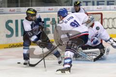 European Trophy 2012 - ERC Ingolstadt - Adler Mannheim - Derek Hahn am Tor knap vorbei