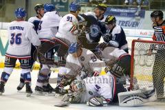 European Trophy 2012 - ERC Ingolstadt - Adler Mannheim -Trubel vor dem Mannheimer Tor von Dennis Endras, Christoph Gawlik nah dran