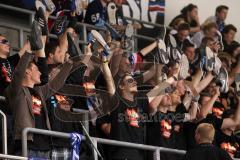 European Trophy - ERC Ingolstadt - ZSC Lions Zürich - Zürch Fans jubeln mit den Turnschuhen