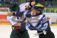 European Trophy - ERC Ingolstadt - Frölunda Indians - Tyler Bouck im Faustkampf mit Doug Lynch