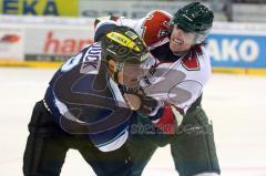 European Trophy - ERC Ingolstadt - Frölunda Indians - Tyler Bouck im Faustkampf mit Doug Lynch