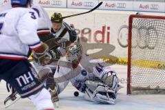 European Trophy 2012 - ERC Ingolstadt - Adler Mannheim -Trubel vor dem Mannheimer Tor von Dennis Endras, Christoph Gawlik nah dran