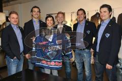 DEL - ERC Ingolstadt - Einkleidung bei Lab4style Feraud in Ingolstadt - Fan mit Autogrammen auf dem Trikot zusammen mit Björn Barta, ,John Laliberte, Christoph Gawlik, Jean Francois Boucher, Ian Gordon