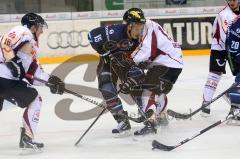 DEL - ERC Ingolstadt - Hannover Scorpions - John Laliberte mitte im Zweikampf