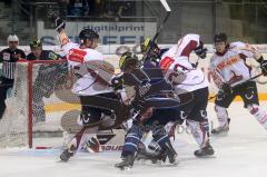 DEL - ERC Ingolstadt - Hannover Scorpions - John  Laliberte im Kampf um den Puck vor dem Hannover Tor