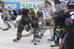 DEL - ERC Ingolstadt - Krefeld Pinguine - Playoff 4.Spiel - Jared Ross (42) gegen Daniel Pietta