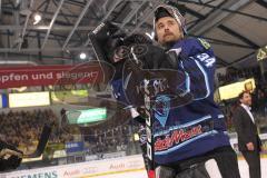 DEL - 6.Spiel - Playoff - ERC Ingolstadt - Krefeld Pinguine 2:7 - Torwart Ian Gordon (34) in seinem letzten DEL Spiel lässt sich von den Fans feiern