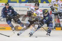 DEL - 6.Spiel - Playoff - ERC Ingolstadt - Krefeld Pinguine 2:7 - Jared Ross (42) im Zweikampf mit Mitja Robar