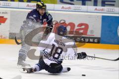 DEL - ERC Ingolstadt - Hamburg Freezers - Thomas Greilinger auf dem Weg zu Tor wird gestört von Nielsen