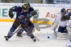 DEL - ERC Ingolstadt - Hamburg Freezers - TylerBouck knapp am Tor und erzielt das 1:0 Tor