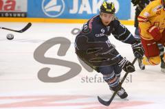 DEL - ERC Ingolstadt - Düsseldorf EG - Joe Motzko, der Puck fliegt