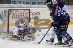 DEL - ERC Ingolstadt - Iserlohn Roosters - John Laliberte (15)  scheitert am Torwart Shawn Hunwick