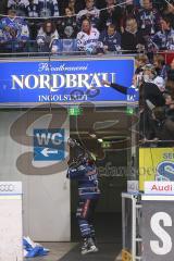 DEL - 6.Spiel - Playoff - ERC Ingolstadt - Krefeld Pinguine 2:7 - John Laliberte (15) schenkt seinen Schläger an die Fans in der Tribüne